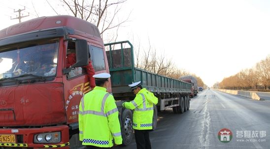 民警對(duì)車輛進(jìn)行仔細(xì)檢查